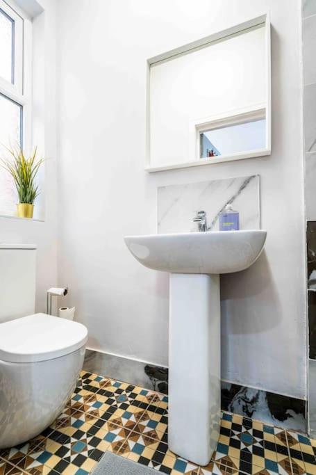 Beautiful Flat With Free Parking Apartment Birmingham Bagian luar foto