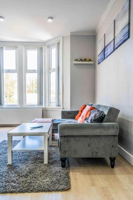 Beautiful Flat With Free Parking Apartment Birmingham Bagian luar foto
