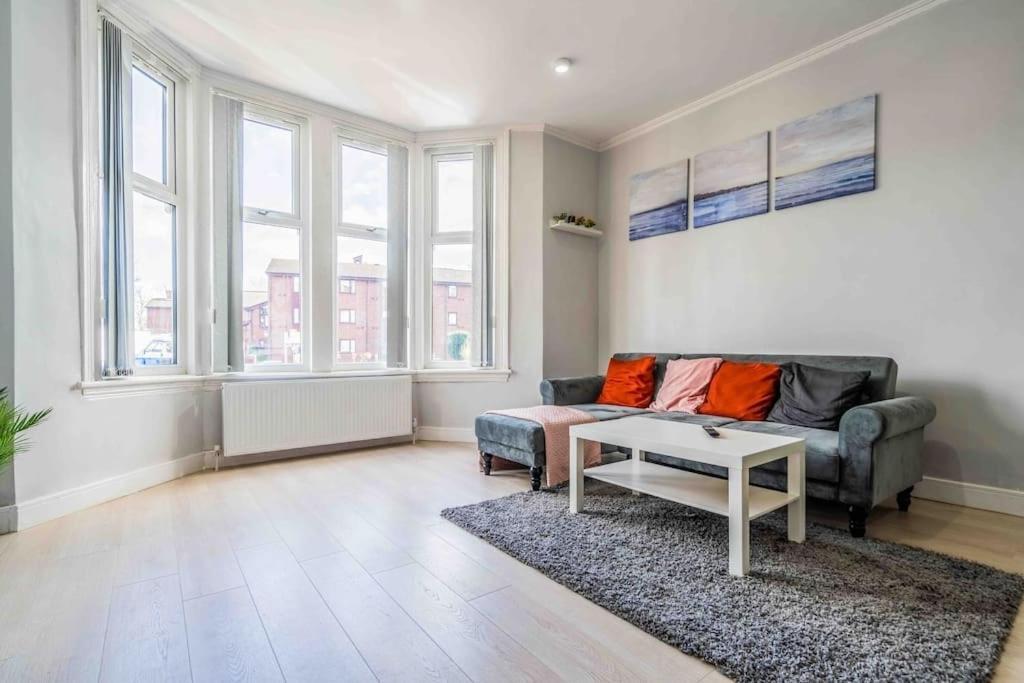 Beautiful Flat With Free Parking Apartment Birmingham Bagian luar foto